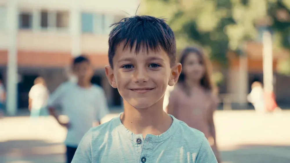 Selbstbewusstes Kind auf dem Schulhof – Kinderhypnose bei Mobbing Augsburg