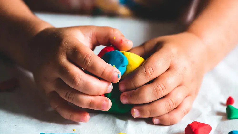 Entspannte, gepflegte Kinderhände – Kinderhypnose gegen Nägelkauen Augsburg
